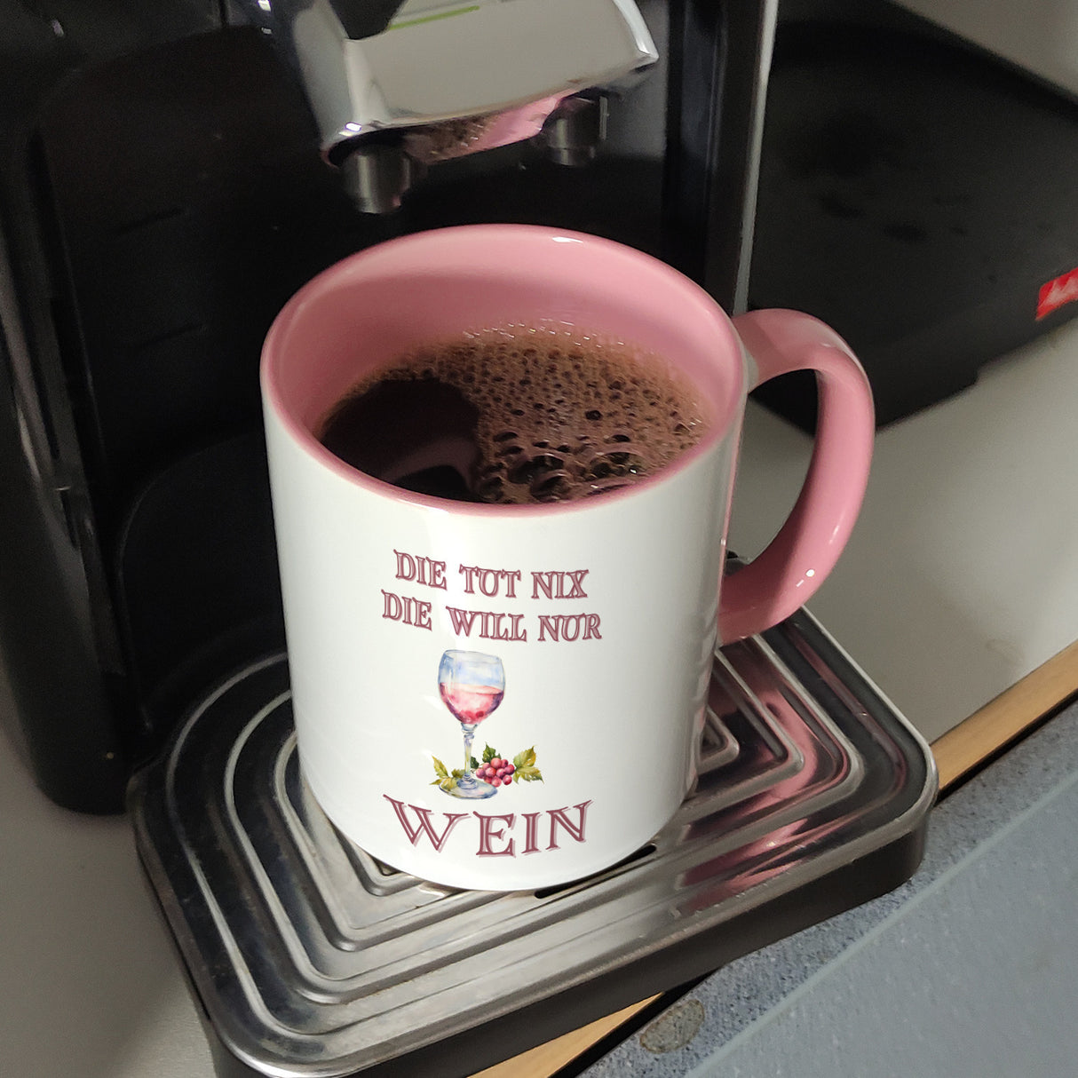 Wein Kaffeebecher mit Spruch Die tut nix die will nur Wein