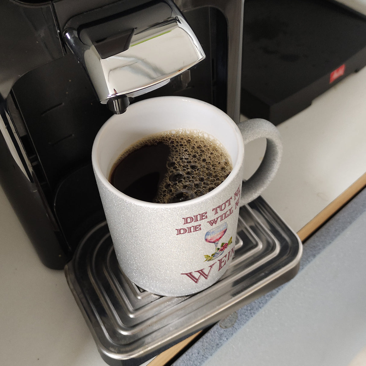 Wein Kaffeebecher mit Spruch Die tut nix die will nur Wein