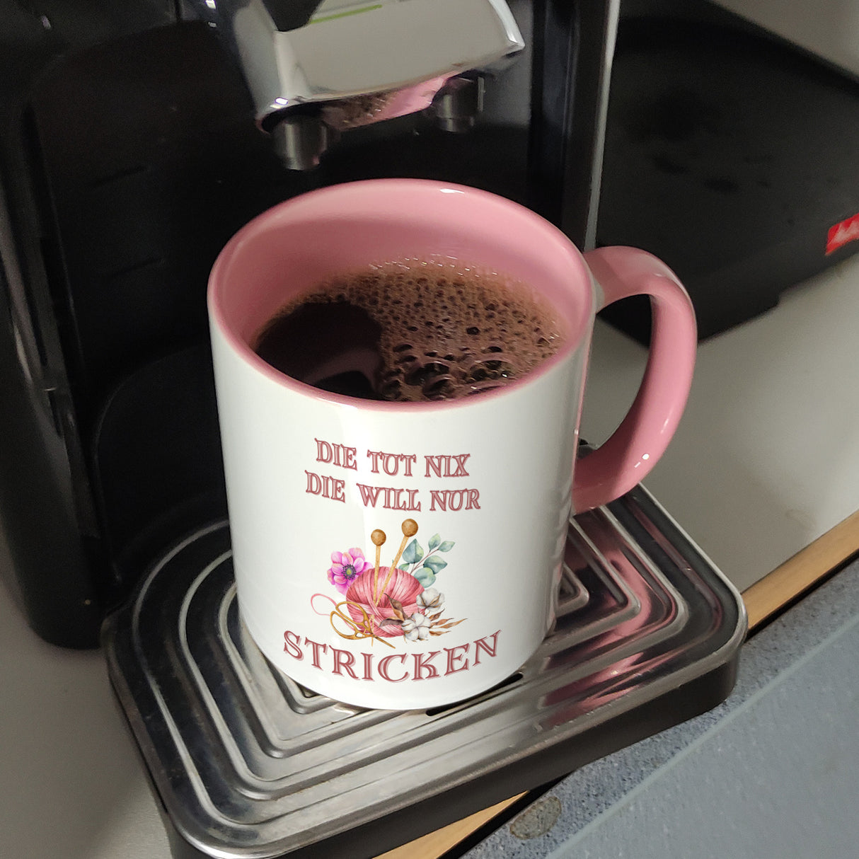 Stricken Kaffeebecher mit Spruch Die tut nix die will nur stricken