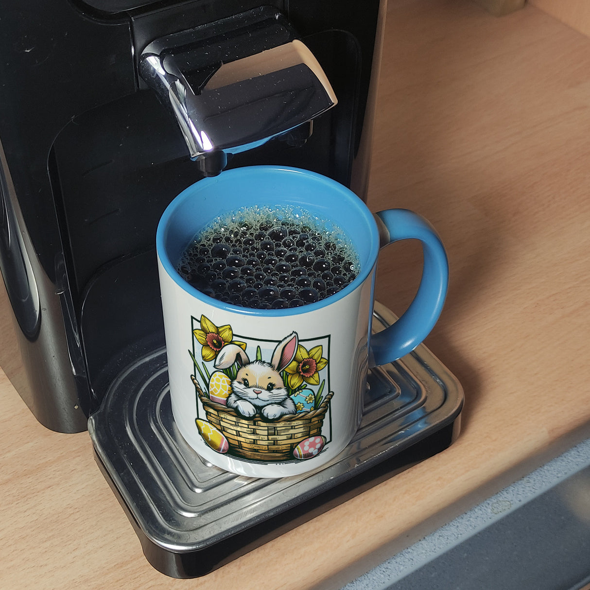 Osterhase im Osternest Kaffeebecher