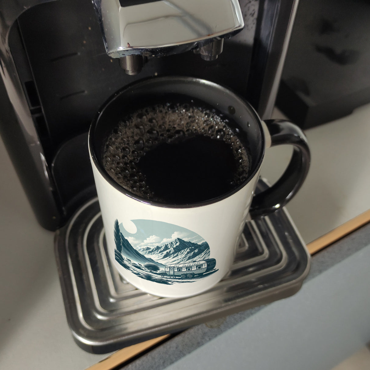 Wohnwagen in den Bergen Kaffeebecher