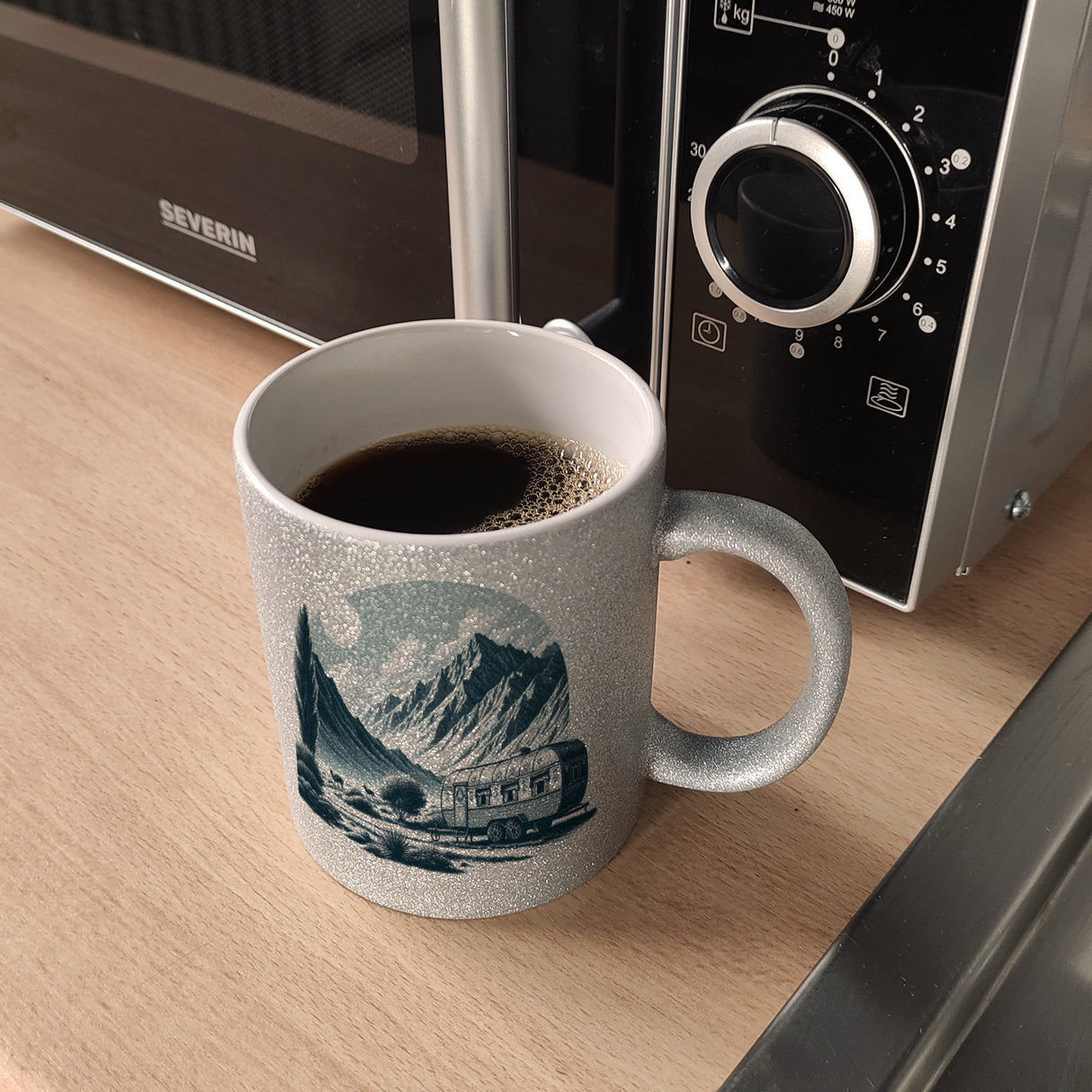 Wohnwagen in den Bergen Kaffeebecher