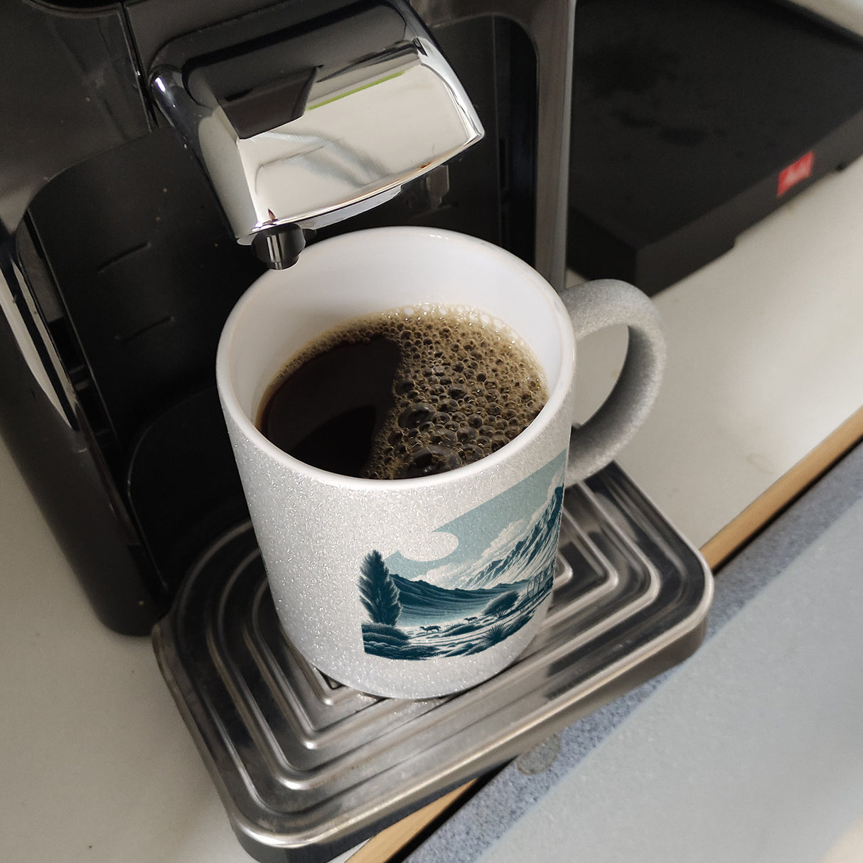 Wohnwagen in den Bergen Kaffeebecher