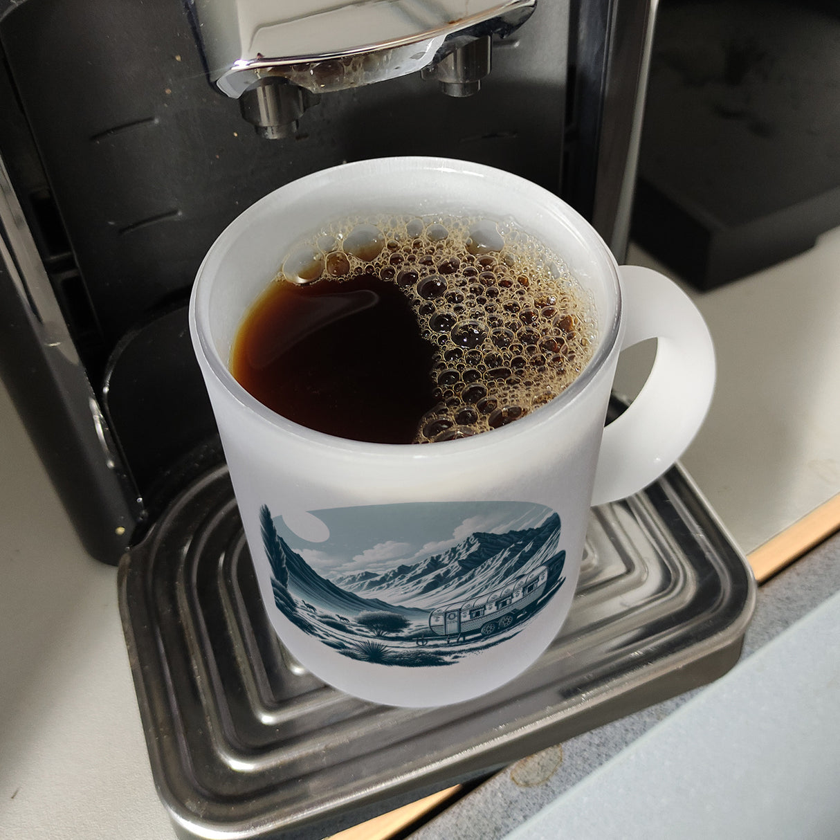 Wohnwagen in den Bergen Kaffeebecher
