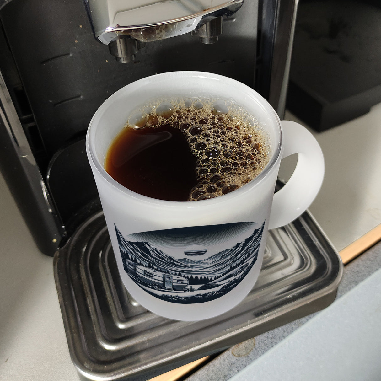 Camping in den Bergen Kaffeebecher