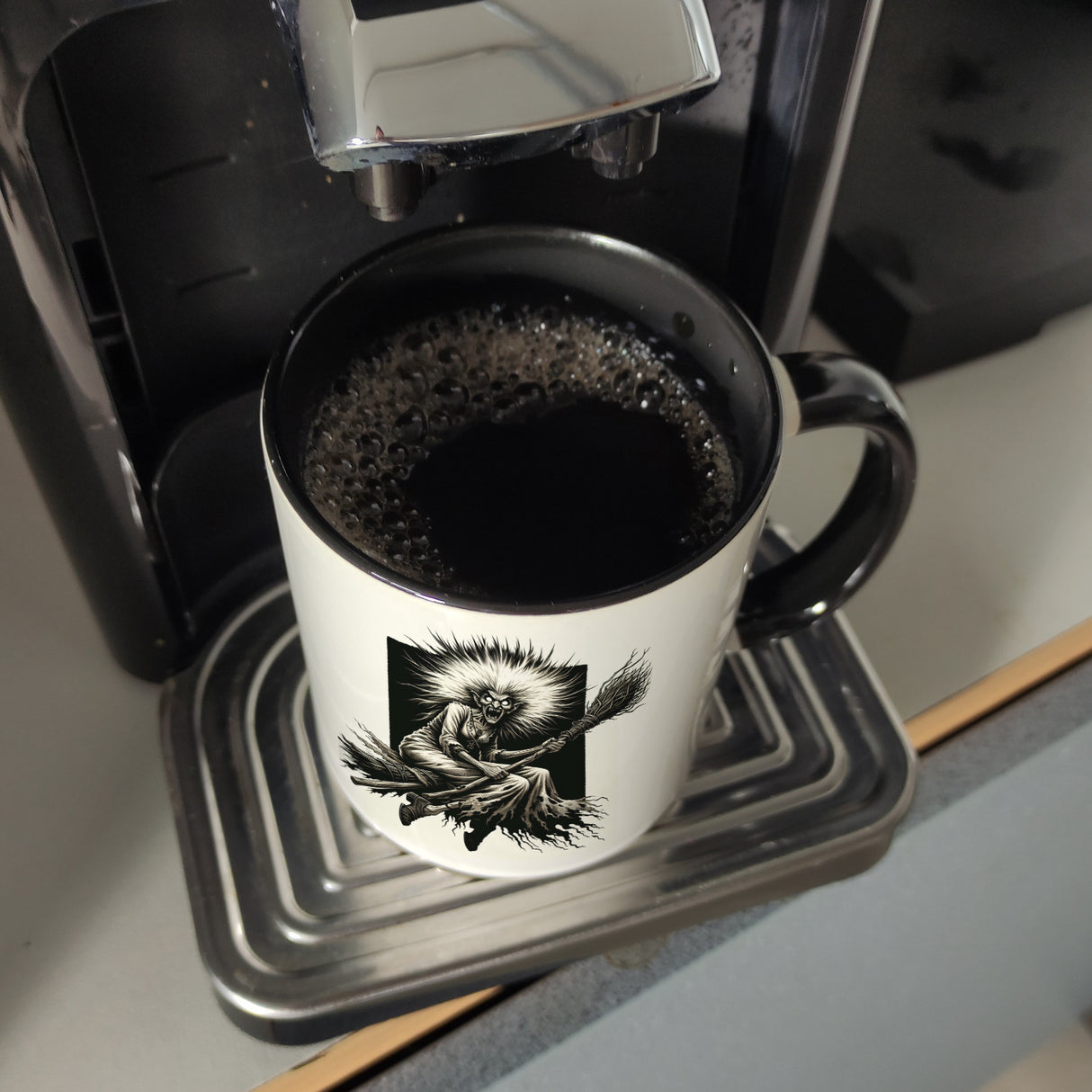 Wütende Hexe auf einem Besen Kaffeebecher