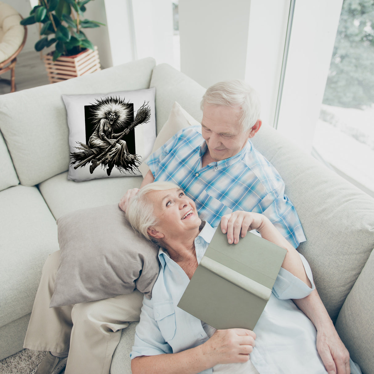 Böse Hexe auf einem Besen Kissen