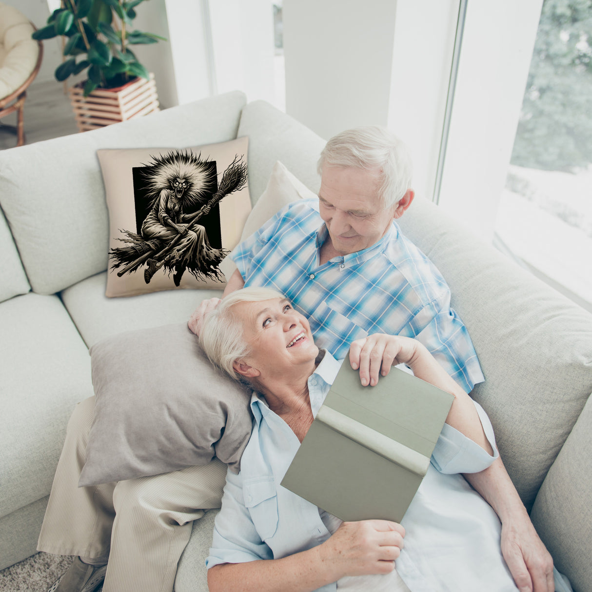 Böse Hexe auf einem Besen Kissen