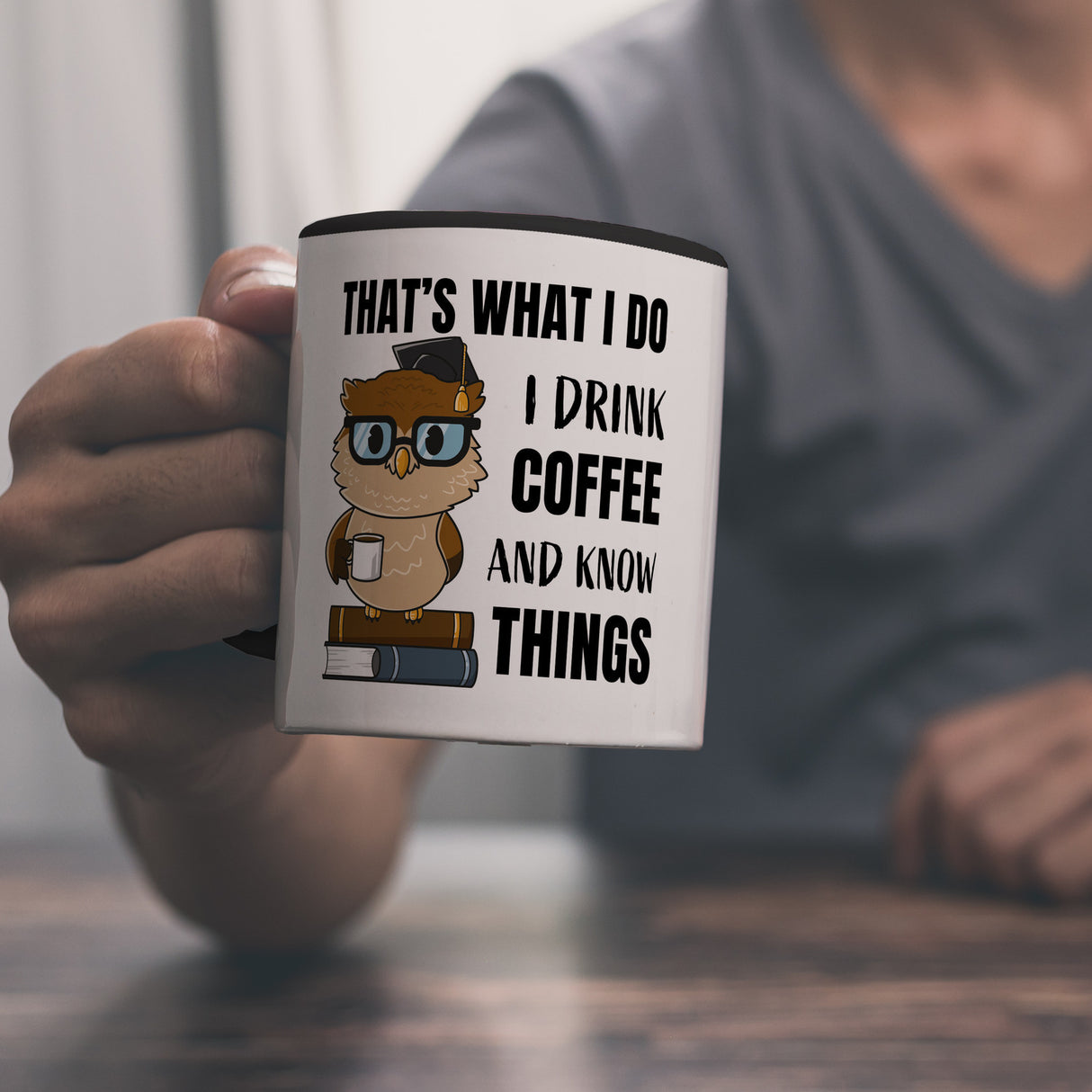 Eule Kaffeebecher mit Spruch I drink coffee and know things