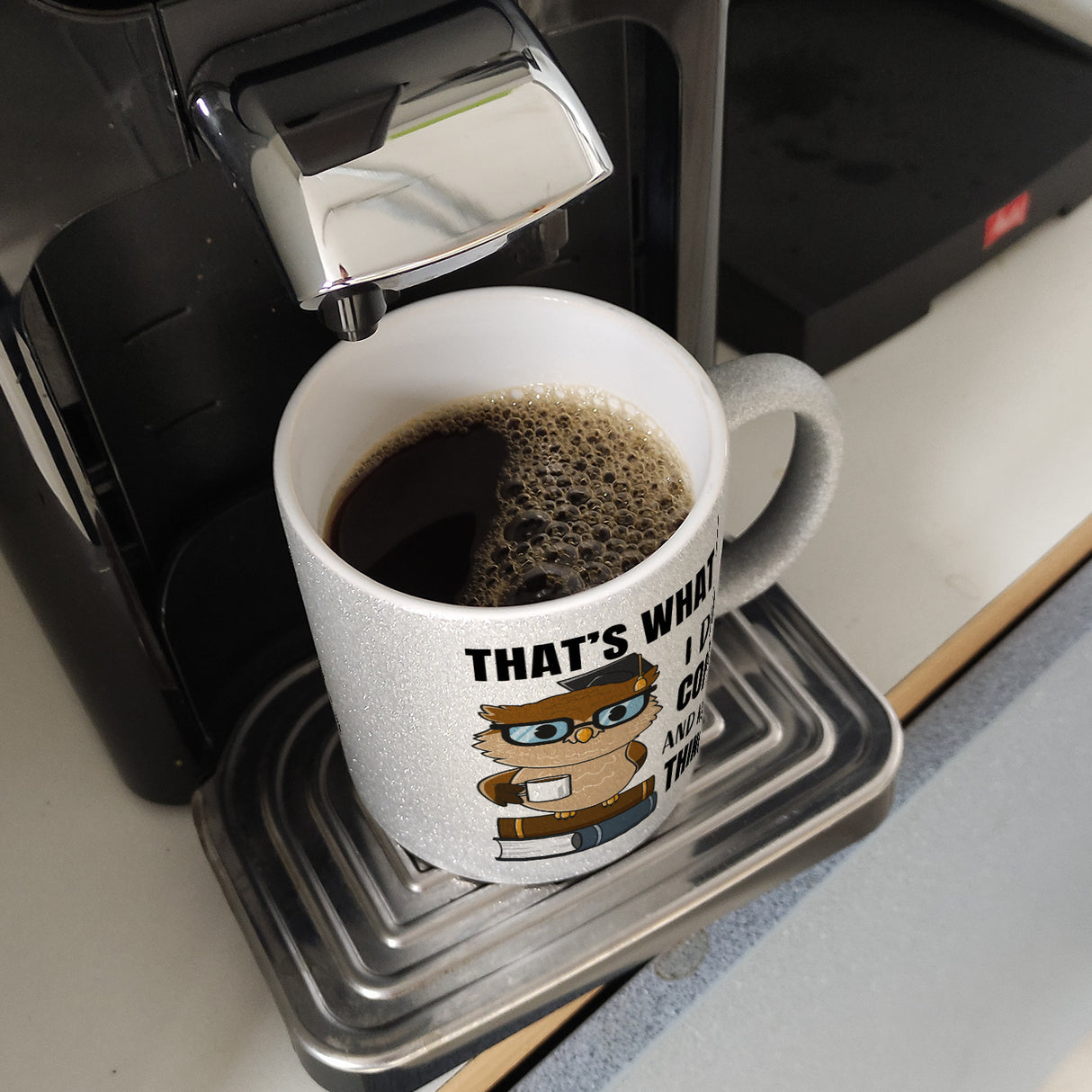 Eule Kaffeebecher mit Spruch I drink coffee and know things