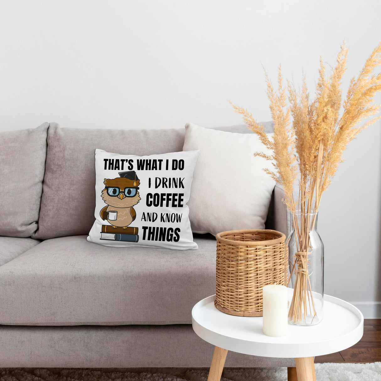 Eule Kissen mit Spruch I drink coffee and know things
