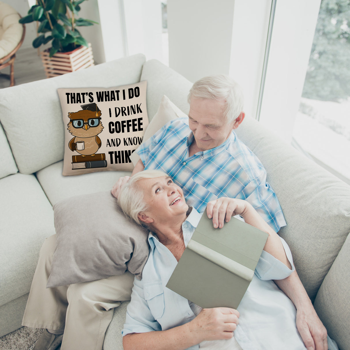 Eule Kissen mit Spruch I drink coffee and know things