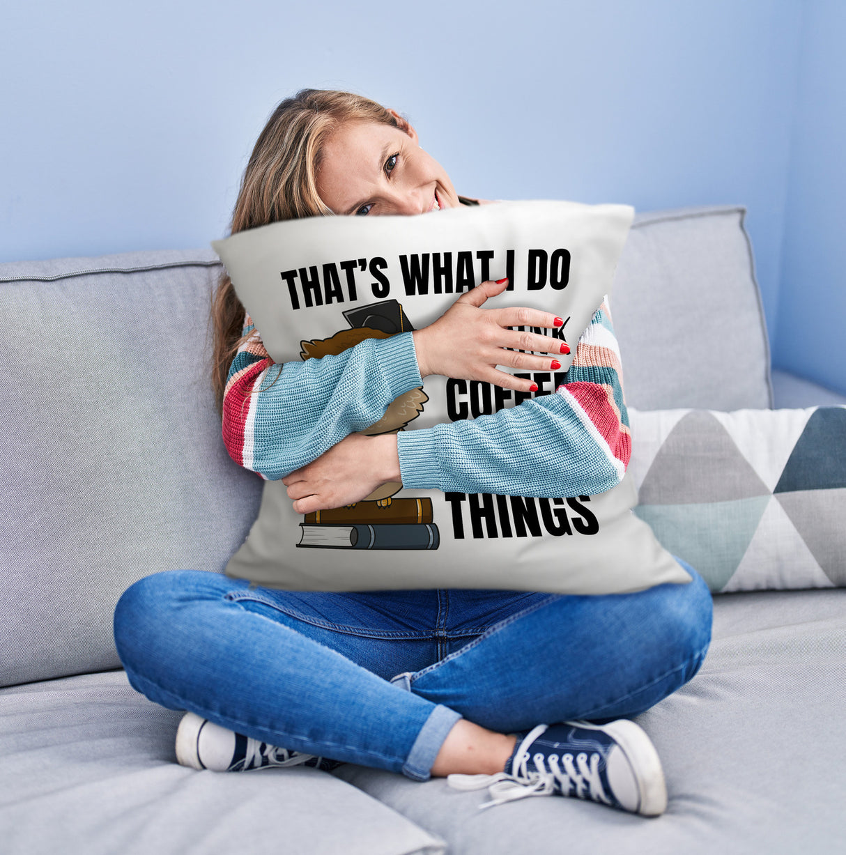 Eule Kissen mit Spruch I drink coffee and know things