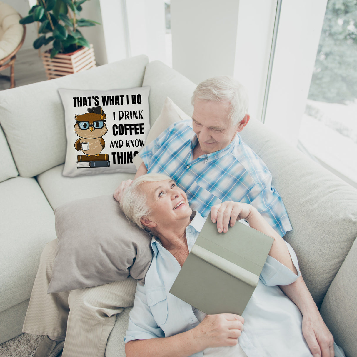 Eule Kissen mit Spruch I drink coffee and know things