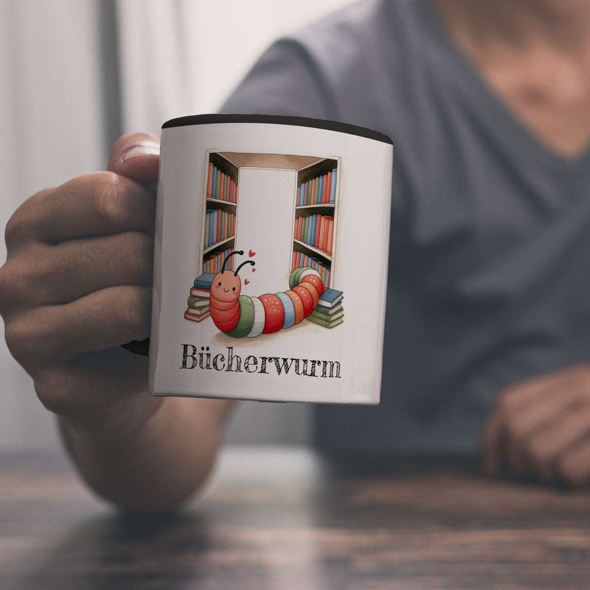 Bücherwurm Kaffeebecher mit Wurm in der Bibliothek
