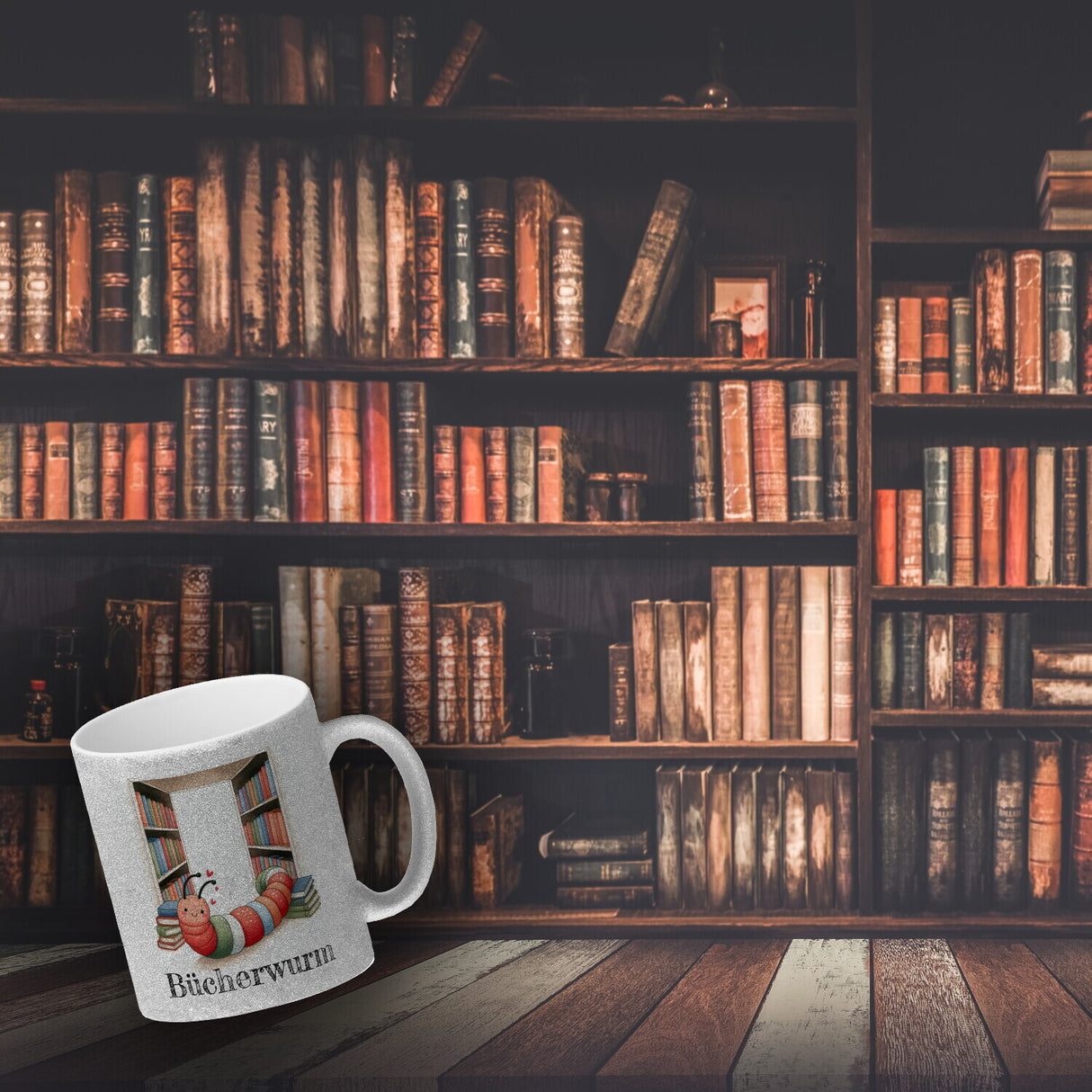 Bücherwurm Kaffeebecher mit Wurm in der Bibliothek