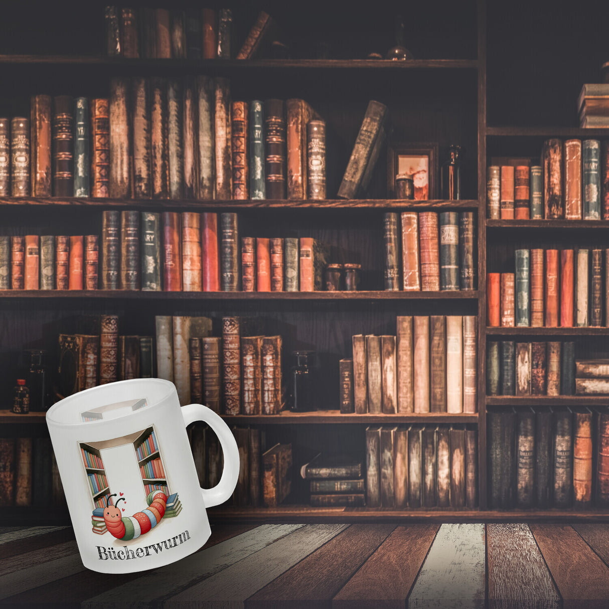 Bücherwurm Kaffeebecher mit Wurm in der Bibliothek