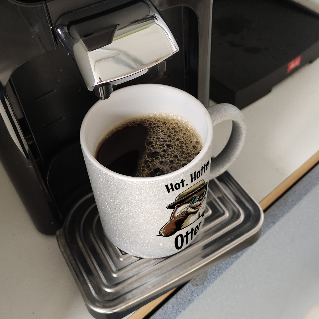 Cooler Otter Kaffeebecher mit Spruch Hot Hotter Otter