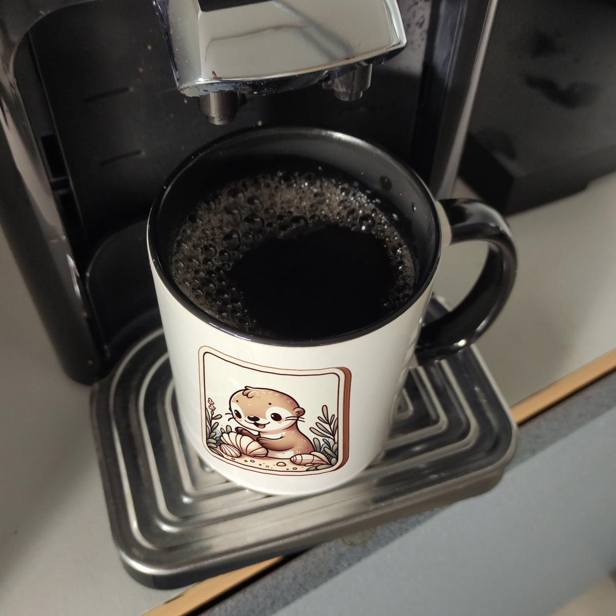 Baby Otter mit Muschel Retro Kaffeebecher