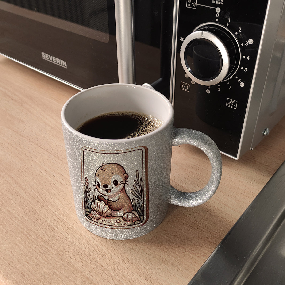 Baby Otter mit Muschel Retro Kaffeebecher
