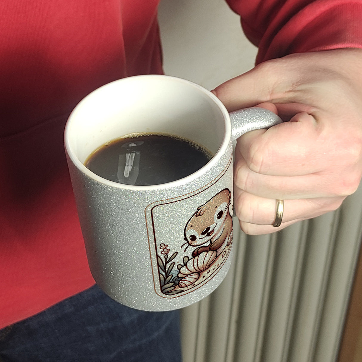 Baby Otter mit Muschel Retro Kaffeebecher