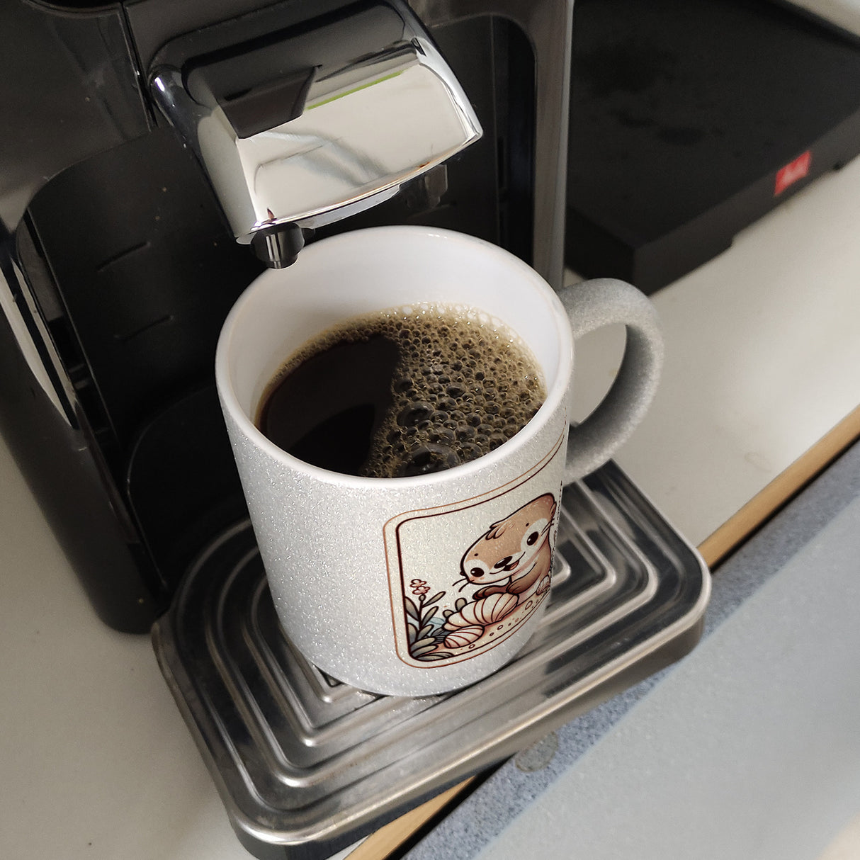 Baby Otter mit Muschel Retro Kaffeebecher