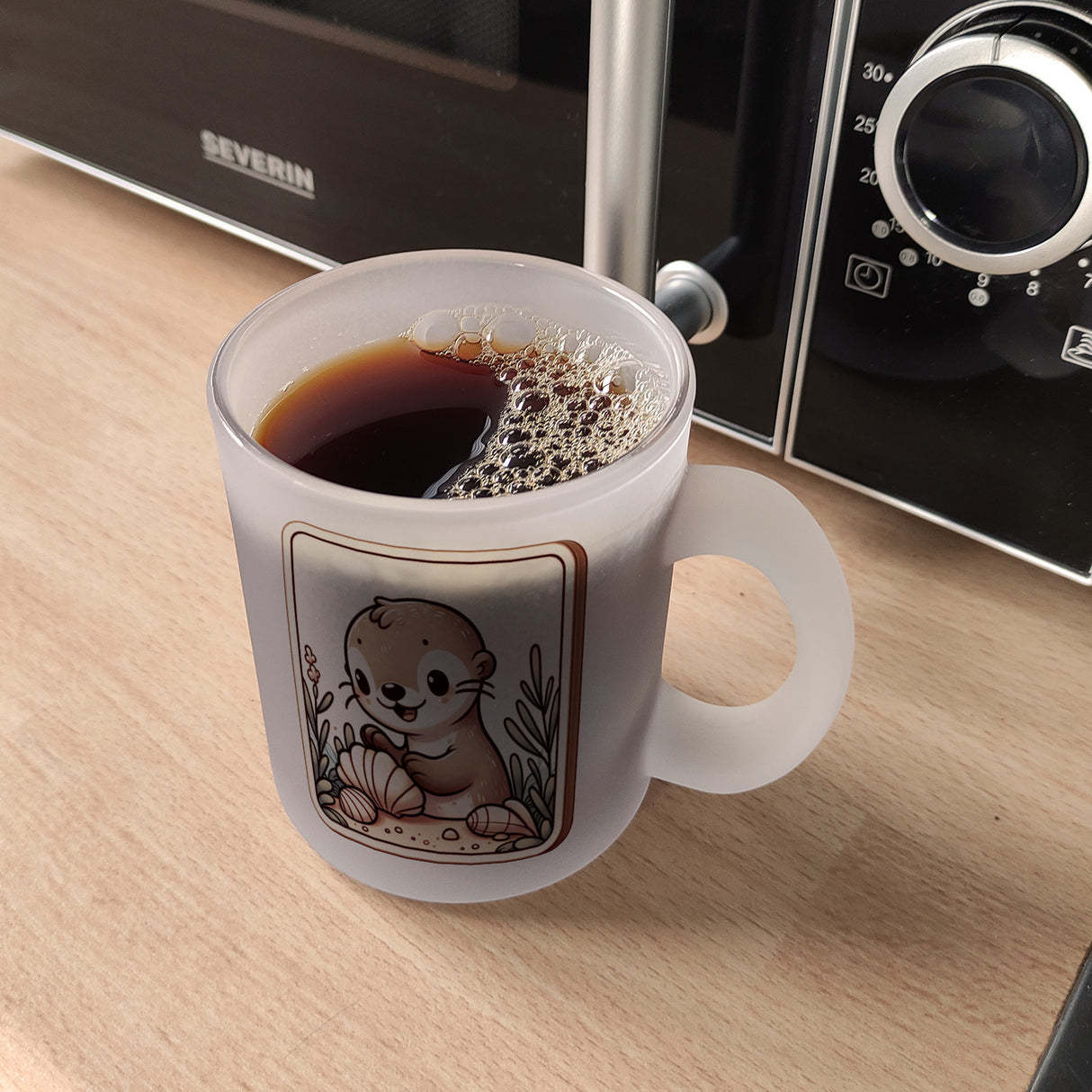 Baby Otter mit Muschel Retro Kaffeebecher