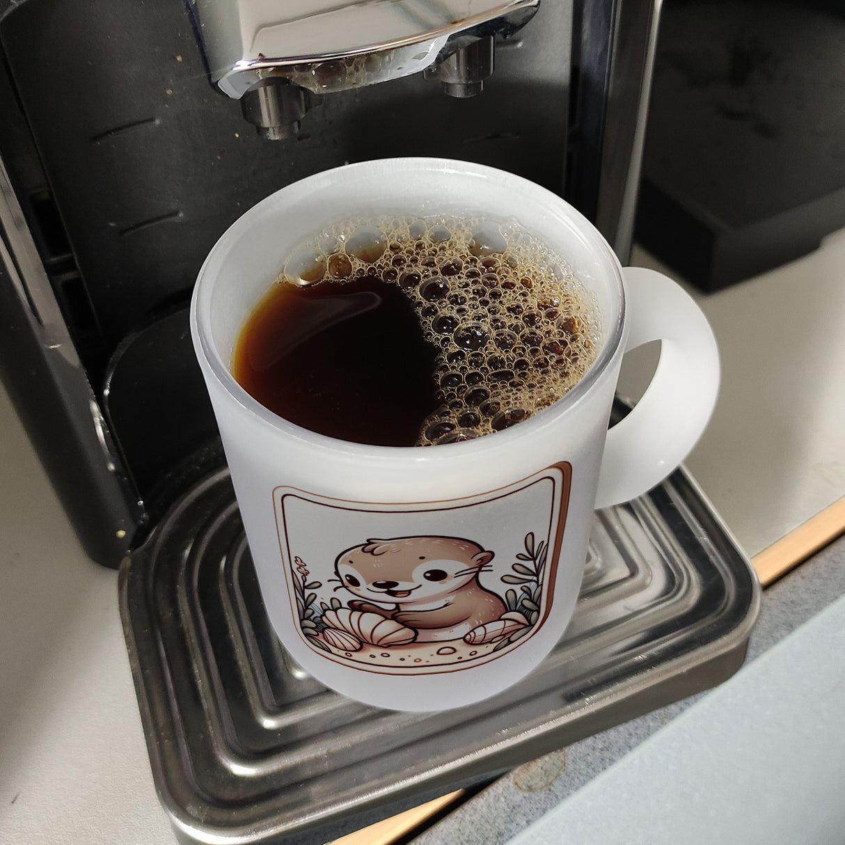 Baby Otter mit Muschel Retro Kaffeebecher