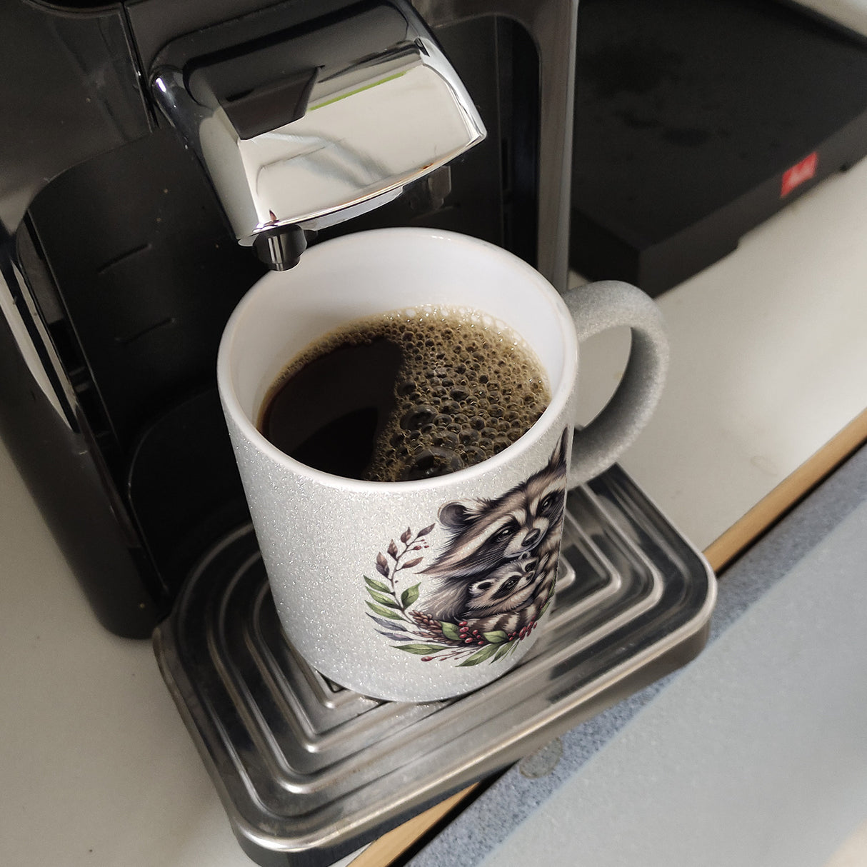 Waschbärmama mit Baby Kaffeebecher