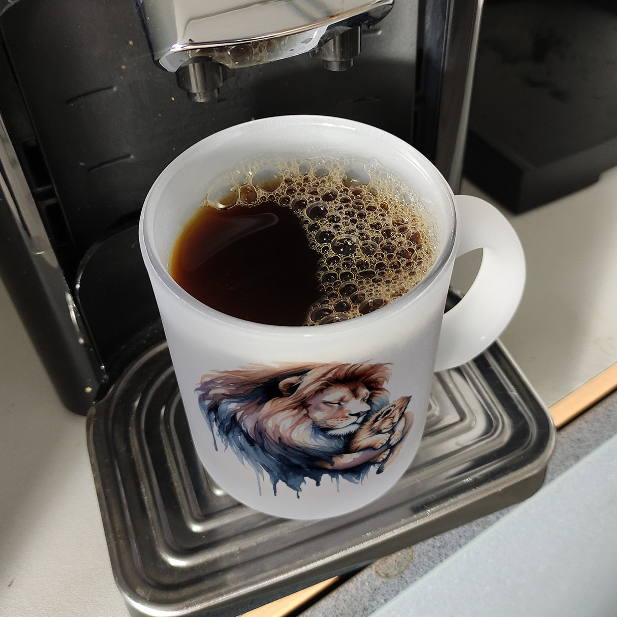 Schlafender Löwenpapa mit Löwenbaby Kaffeebecher