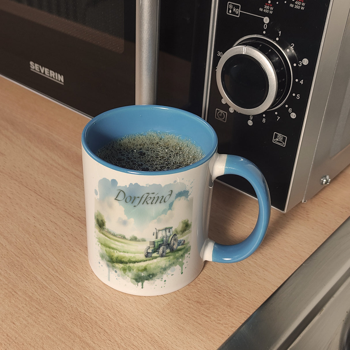 Grüner Traktor auf der Wiese Dorfkind Kaffeebecher