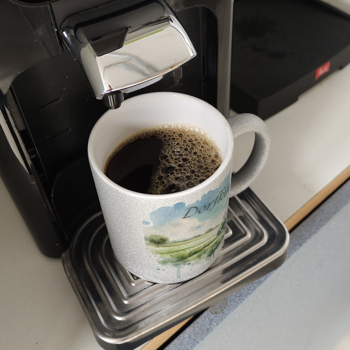 Grüner Traktor auf der Wiese Dorfkind Kaffeebecher