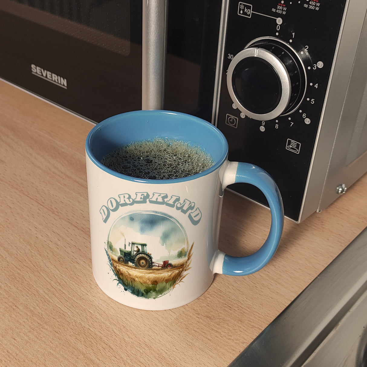 Traktor mit Pflug auf dem Feld Dorfkind Kaffeebecher