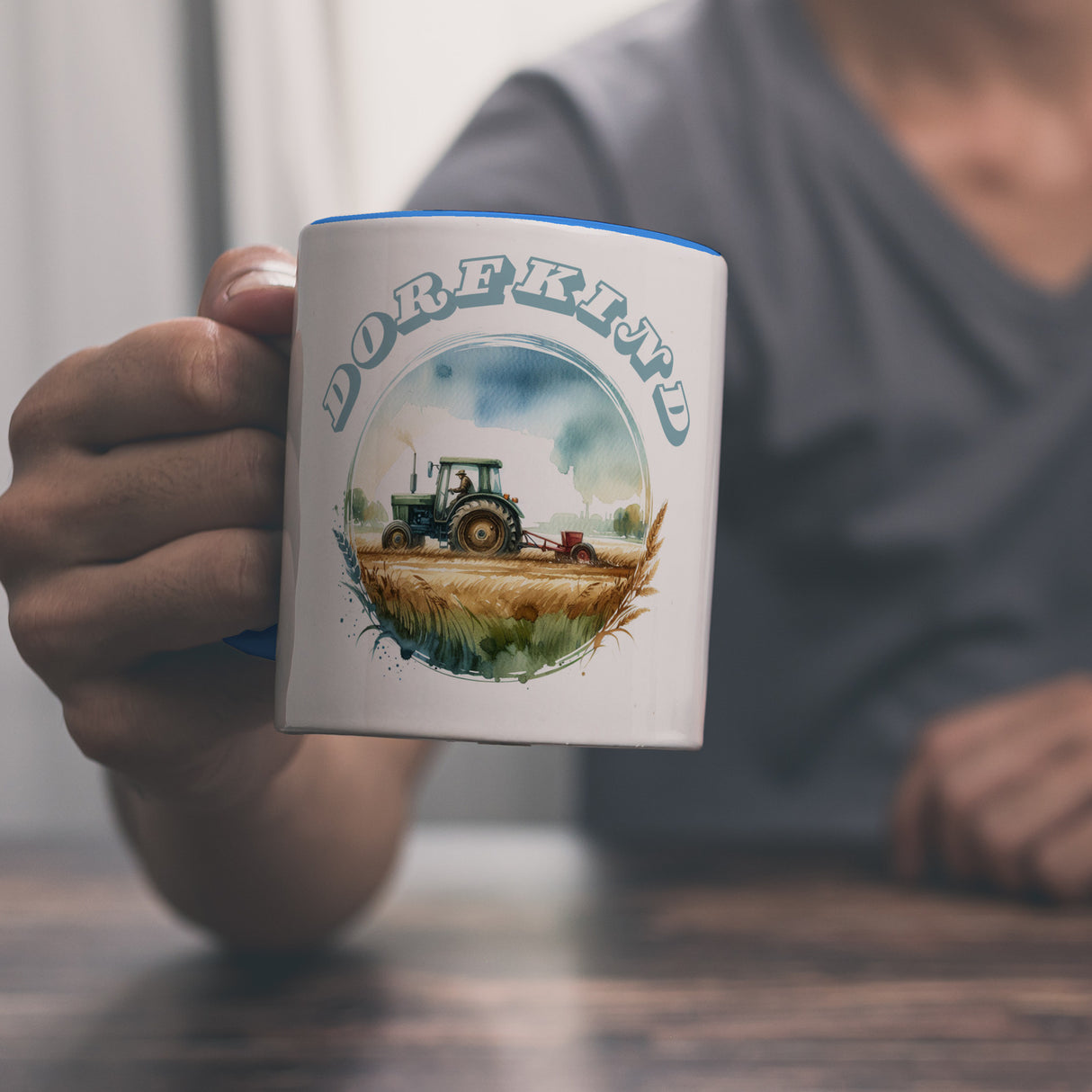 Traktor mit Pflug auf dem Feld Dorfkind Kaffeebecher