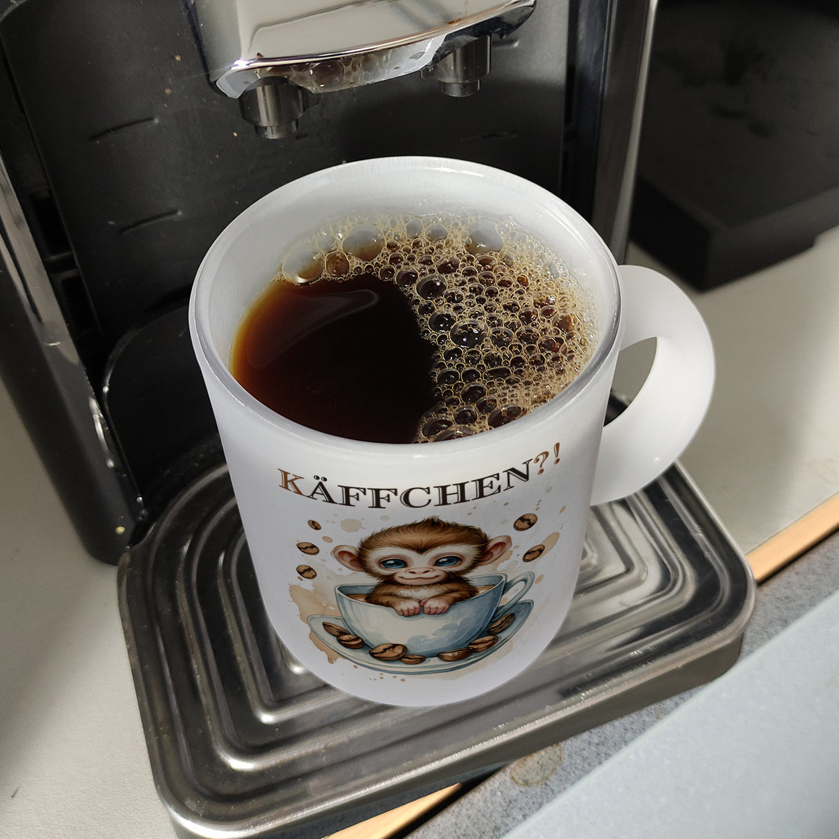 Käffchen Süßer Affe in einer Kaffeetasse Kaffeebecher