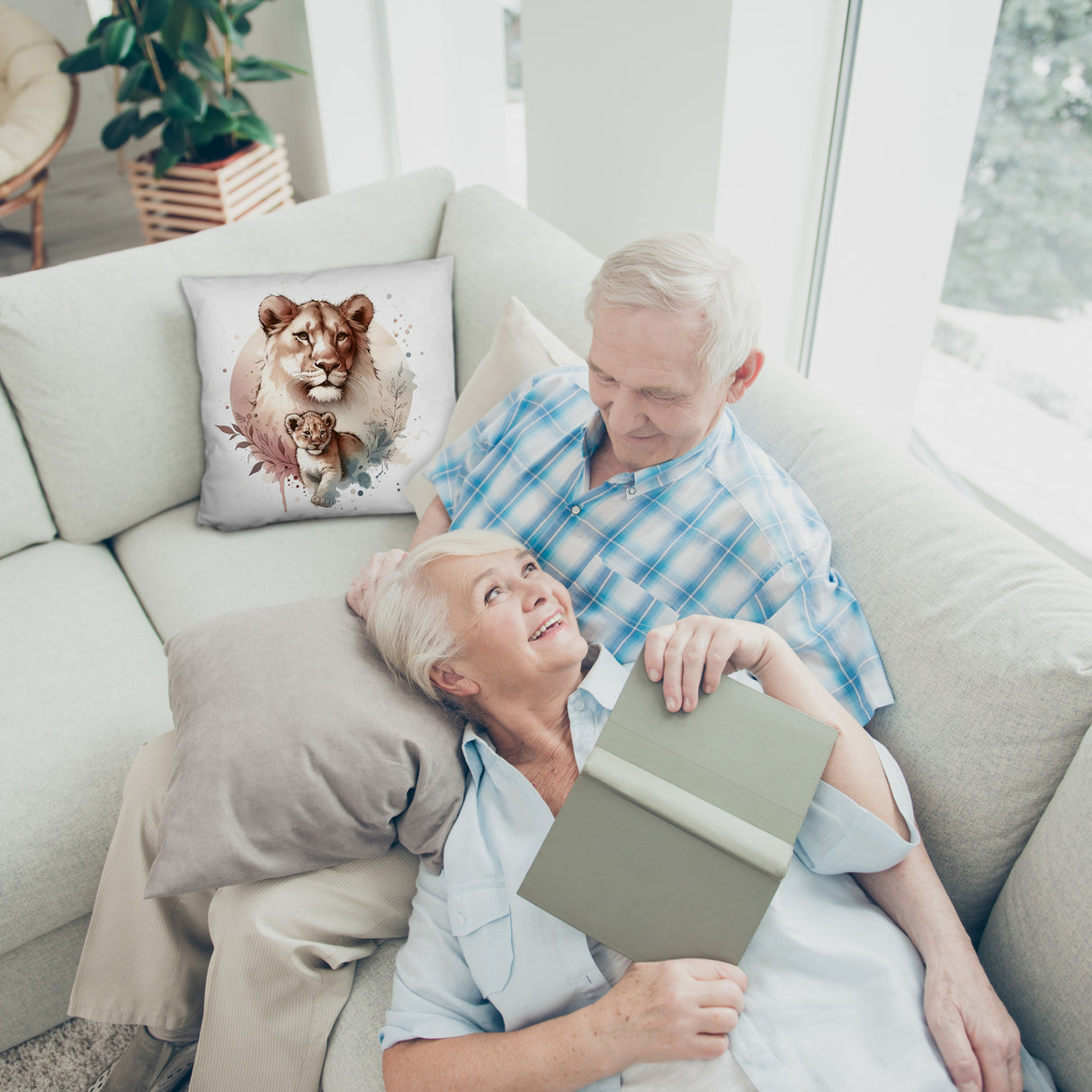 Löwin mit Baby Kissen