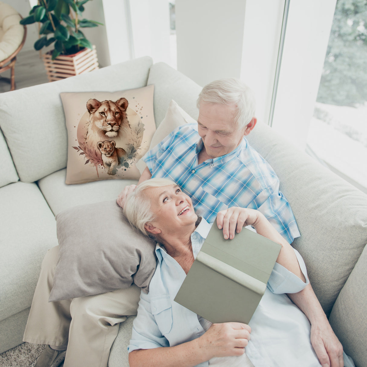 Löwin mit Baby Kissen