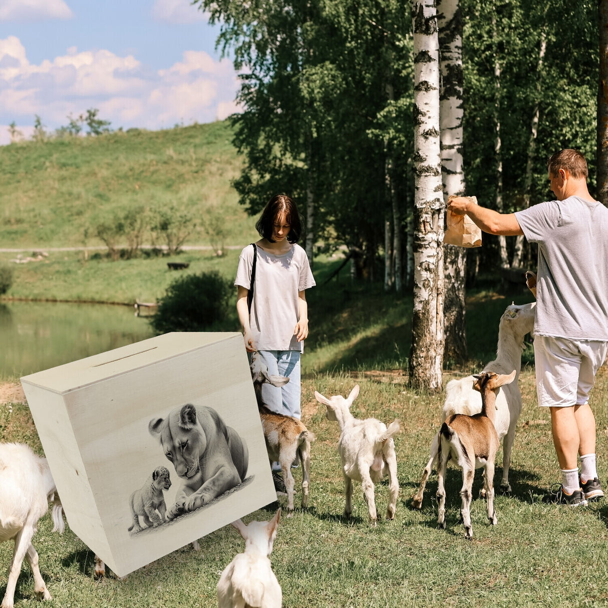 Liegende Löwin mit Babylöwe Spardose