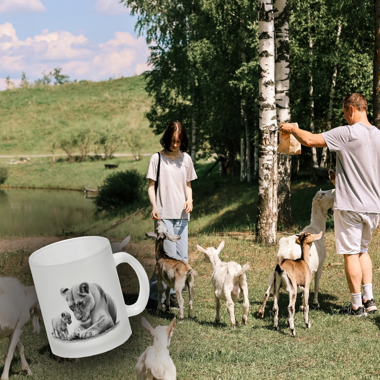Liegende Löwin mit Babylöwe Kaffeebecher