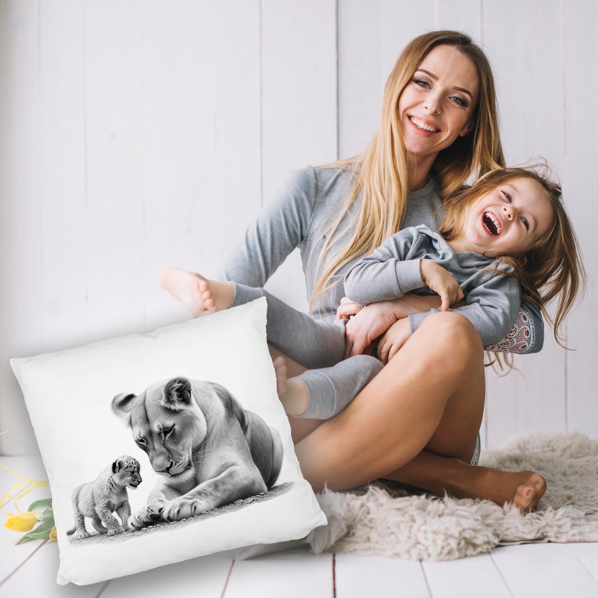 Liegende Löwin mit Babylöwe Kissen