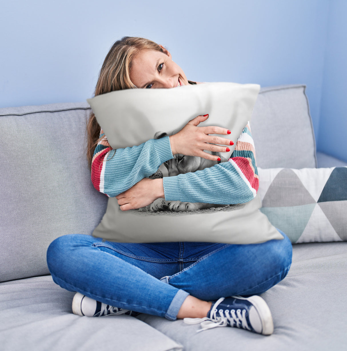 Liegende Löwin mit Babylöwe Kissen