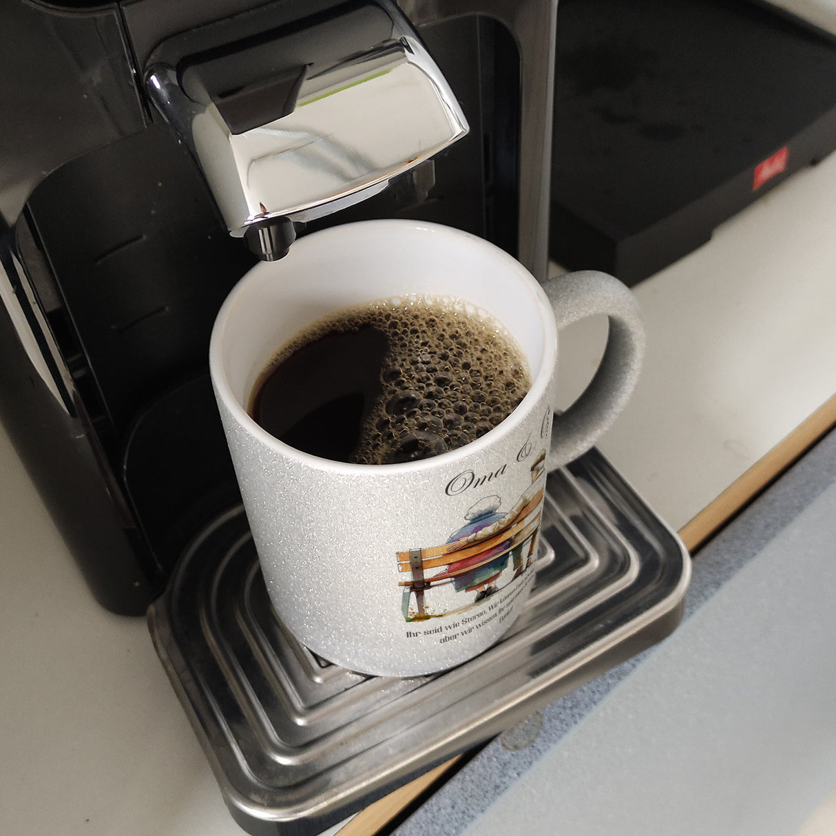 Oma und Opa auf Bank Kaffeebecher