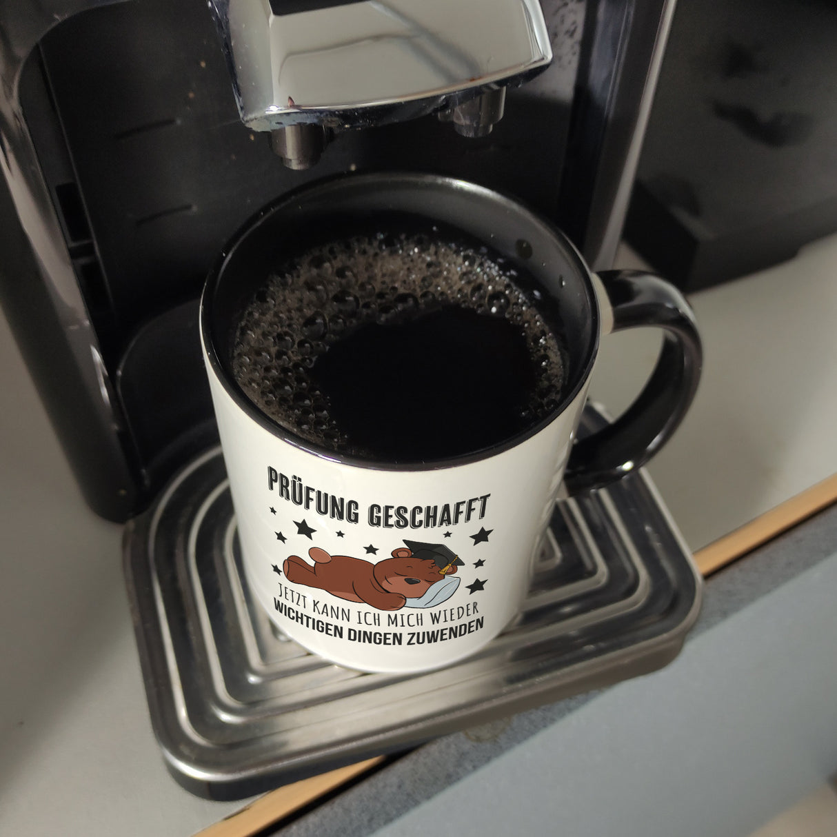 Schlafender Bär mit Doktorhut Kaffeebecher mit Spruch Prüfung bestanden