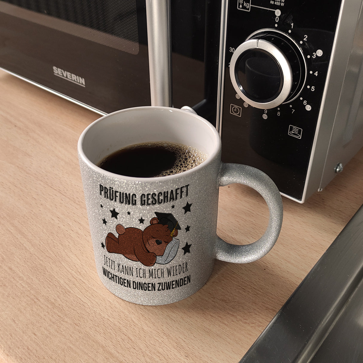 Schlafender Bär mit Doktorhut Kaffeebecher mit Spruch Prüfung bestanden