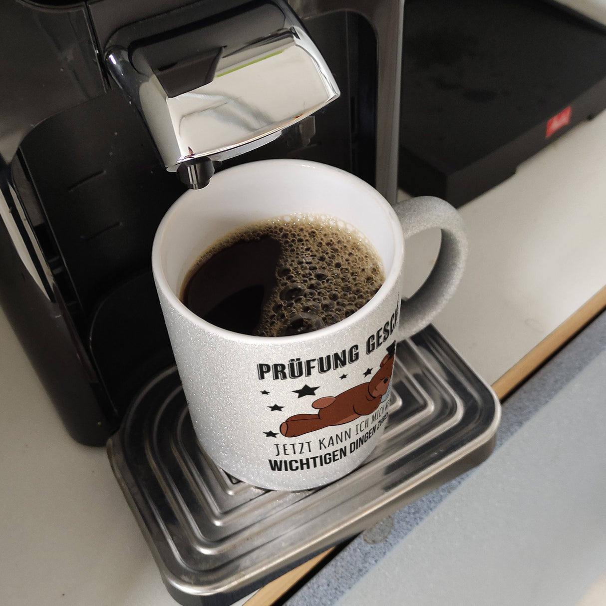 Schlafender Bär mit Doktorhut Kaffeebecher mit Spruch Prüfung bestanden