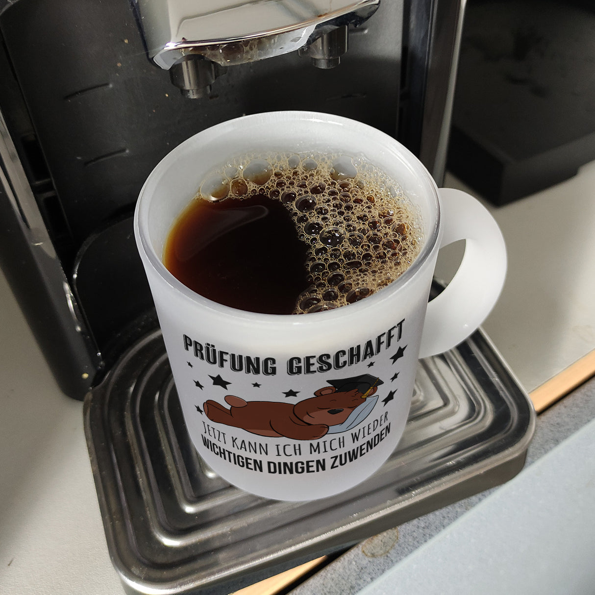 Schlafender Bär mit Doktorhut Kaffeebecher mit Spruch Prüfung bestanden