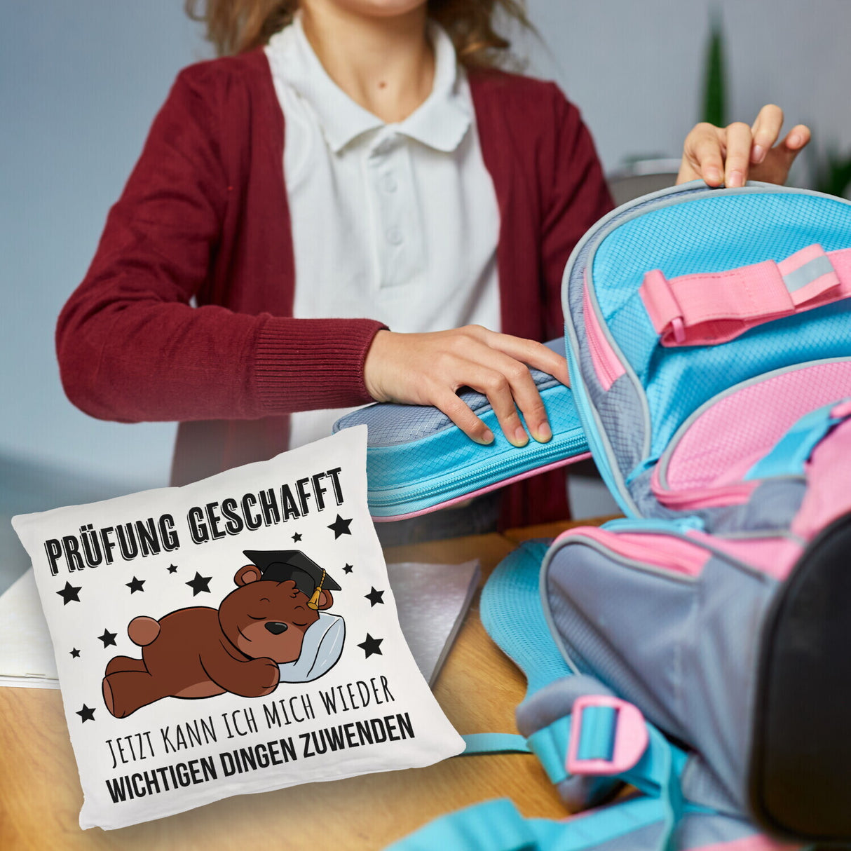 Schlafender Bär mit Doktorhut Kissen mit Spruch Prüfung bestanden