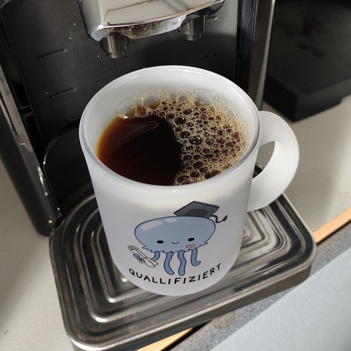 Jelly & Friends Qualle Kaffeebecher mit Spruch Quallifiziert