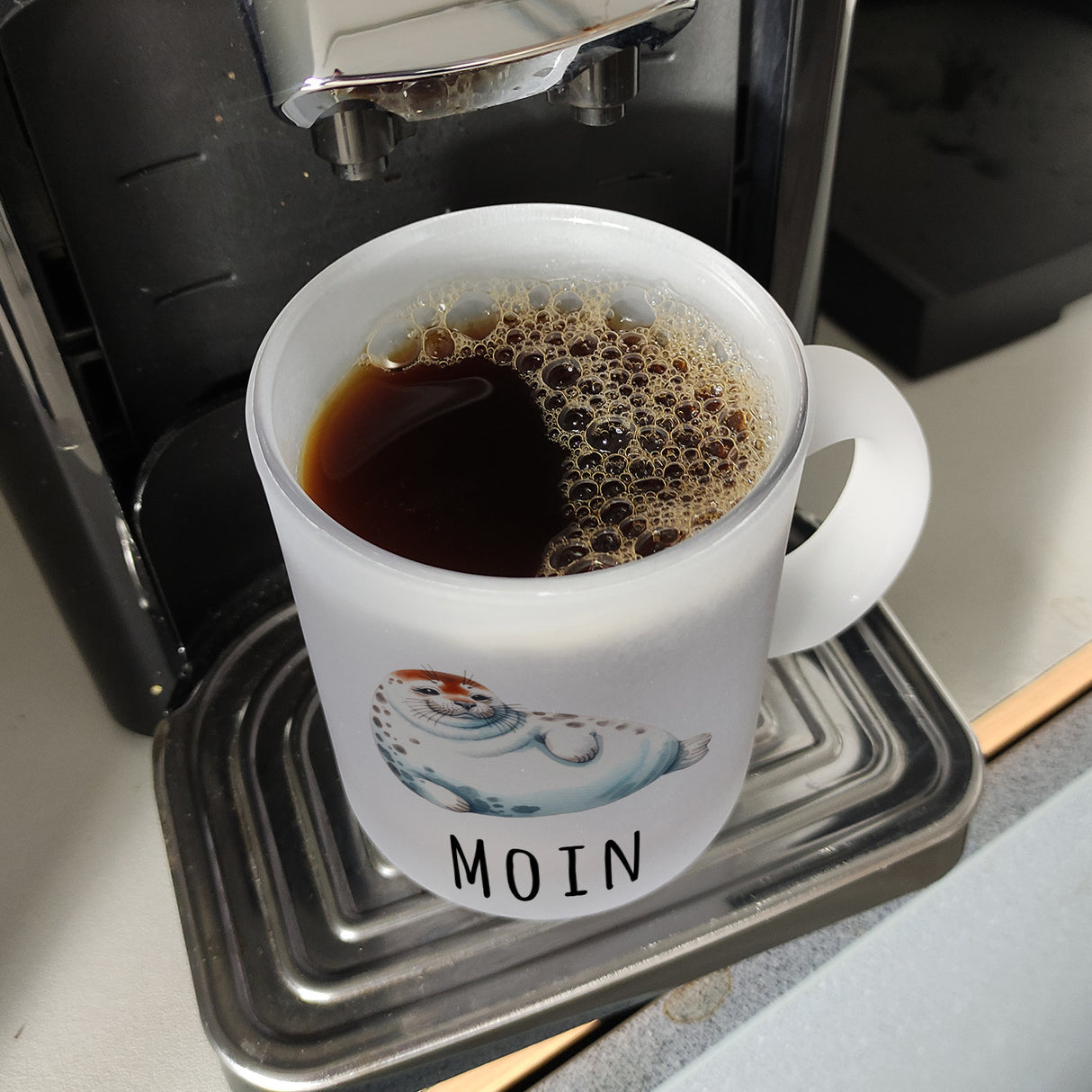 Dicke Robbe Kaffeebecher mit Spruch Moin