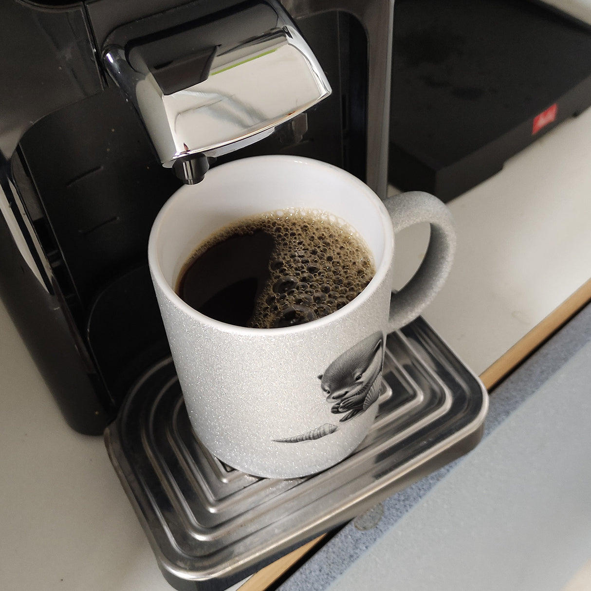Baby Otter mit Muschel Kaffeebecher